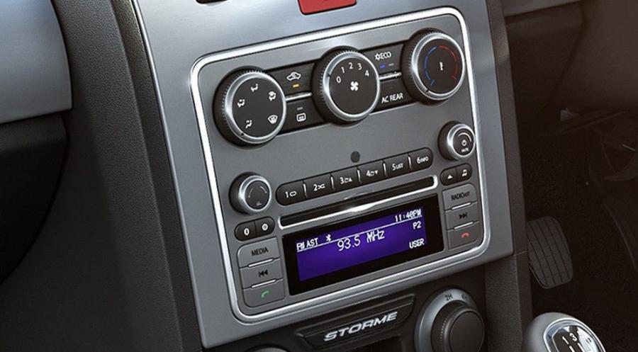 Детали интерьера Tata Safari Storme 2015 года  (фото 4 из 5)